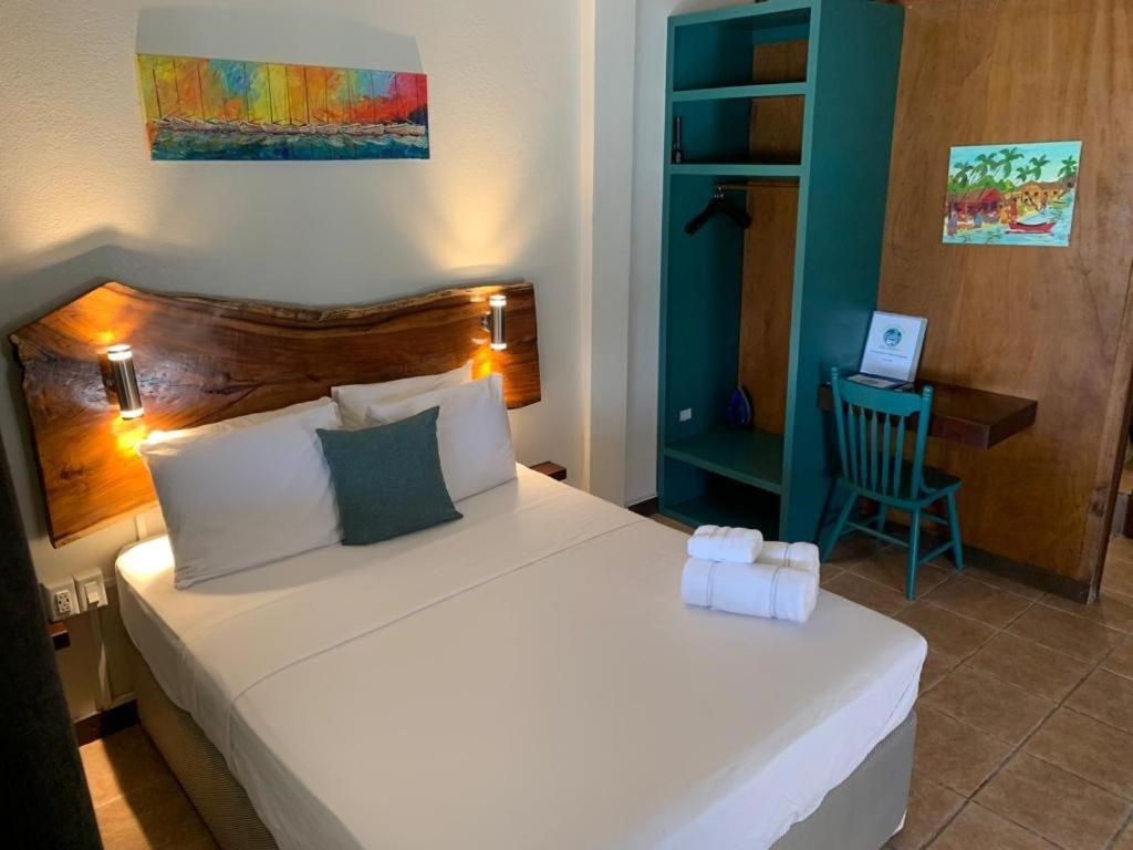 The Bounty Hotel Caye Caulker Bagian luar foto
