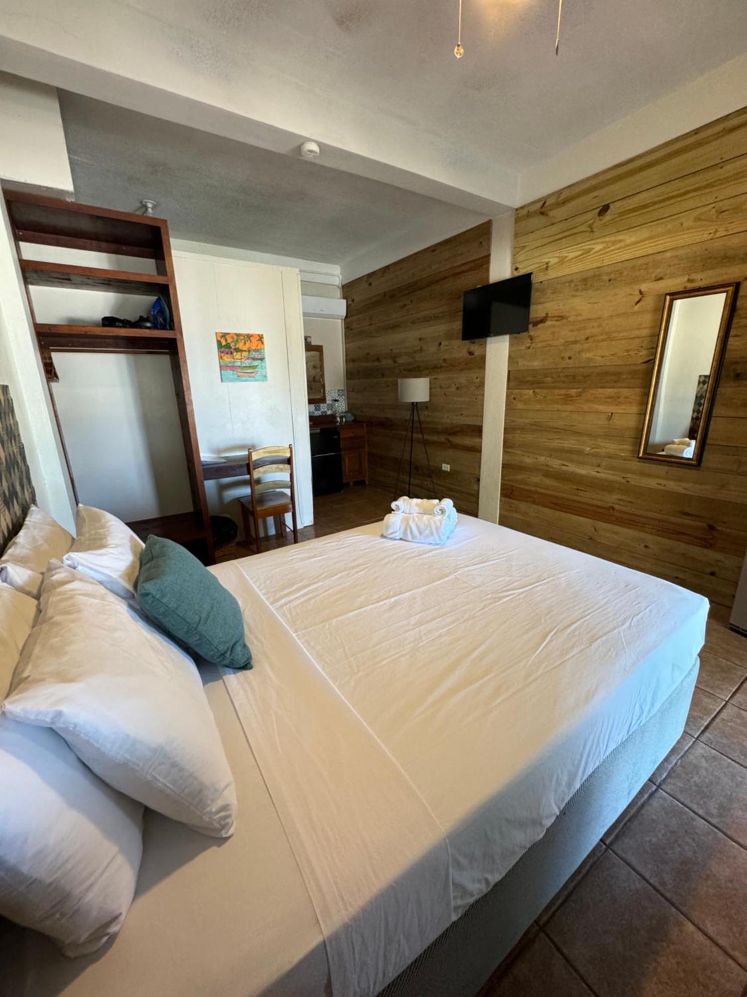 The Bounty Hotel Caye Caulker Bagian luar foto