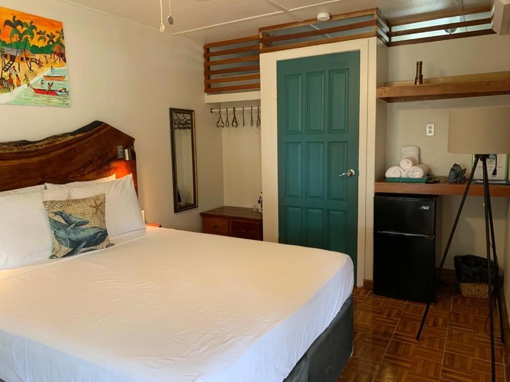 The Bounty Hotel Caye Caulker Bagian luar foto