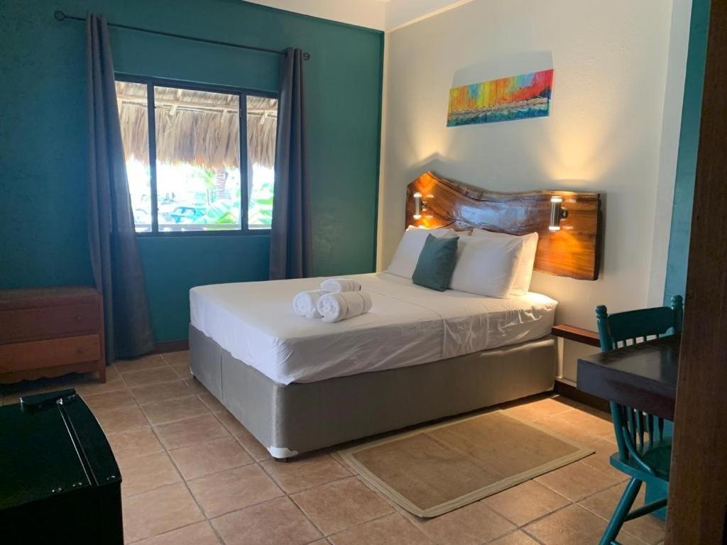 The Bounty Hotel Caye Caulker Bagian luar foto